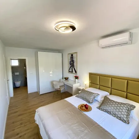 Villa Fjera With A Sea View, Hot Tubs, Terrace, Bbq Pucisca